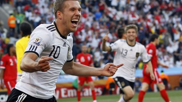 Lukas Podolski se raduje z druhého gólu v síti Anglie