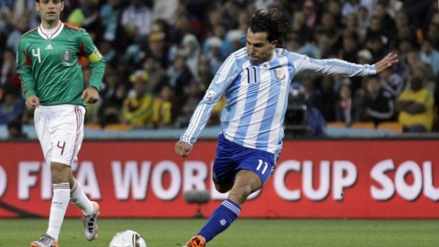 Carlos Tevez sřílí třetí gól do sítě Mexika