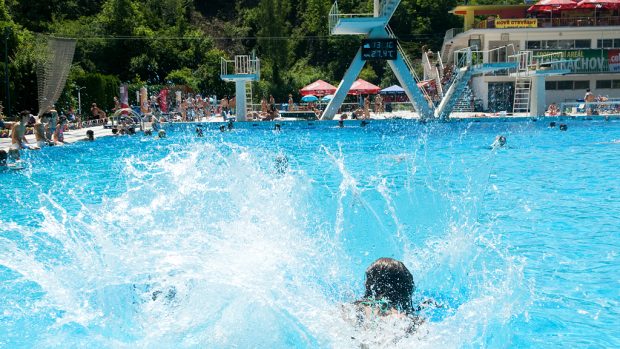 Možnosti plaveckého areálu ocení v létě hlavně děti.