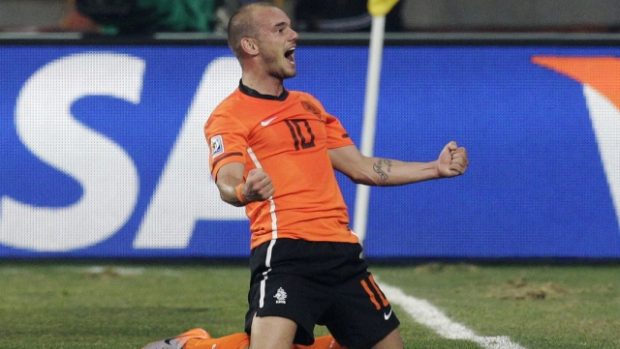 Nizozemec Wesley Sneijder se raduje z branky v síti Brazílie