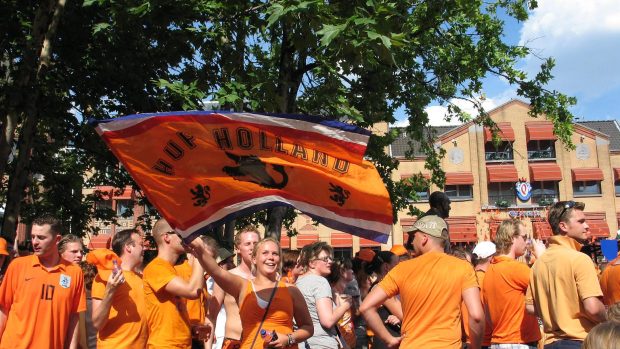 Nizozemští fanoušci slaví v Eindhovenu postup své reprezentace do semifinále MS