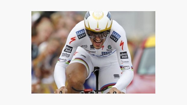 Fabian Cancellara projíždí cílem prologu Tour de France