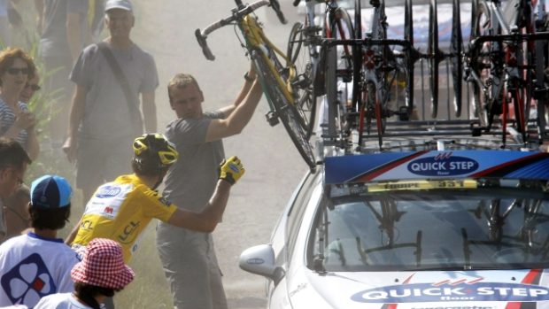 Sylvain Chavanel mění kolo během 3. etapy Tour de France