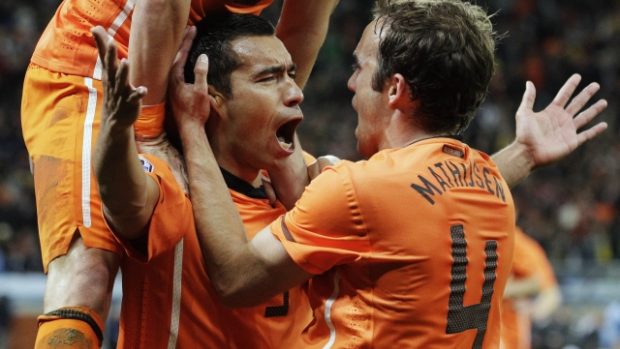 Nizozemští fotbalisté oslavují postup do finále MS