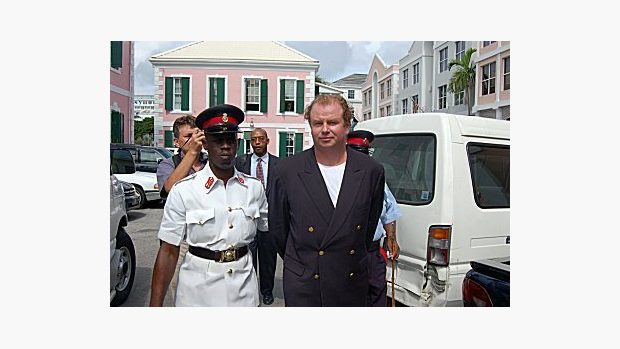 V.Koženého vede bahamský policista - archiv. snímek