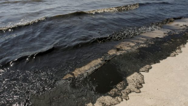 Moře znečištěné únikem ropy v Mexickém zálivu