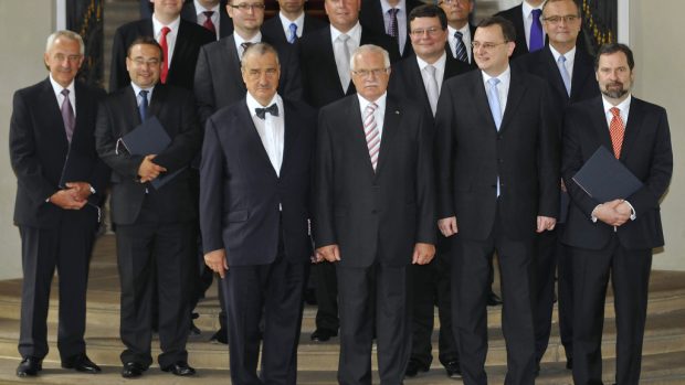 Nově jmenovaná vláda s prezidentem Václavem Klausem (uprostřed)