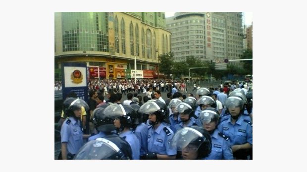 Zásah čínské policie při etnických nepokojích v Urumči
