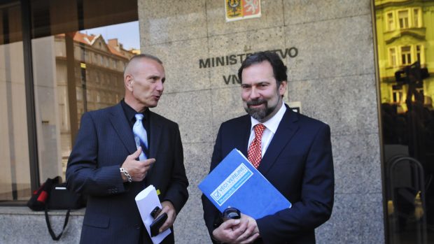 Náměstek odstupujícího ministra vnitra Jiří Komorous a nový ministr vnitra Radek John (vpravo)