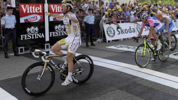 Mark Cavendish oslavuje svůj třetí letošní etapový triumf na Tour de France