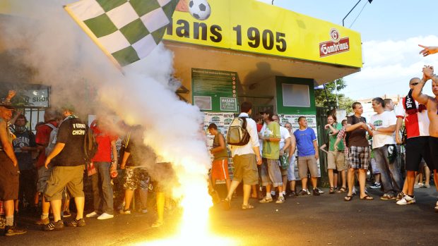 Fanoušci Bohemians 1905 a Slavia Praha před původním stadionem Bohemians 1905 ve Vršovicích