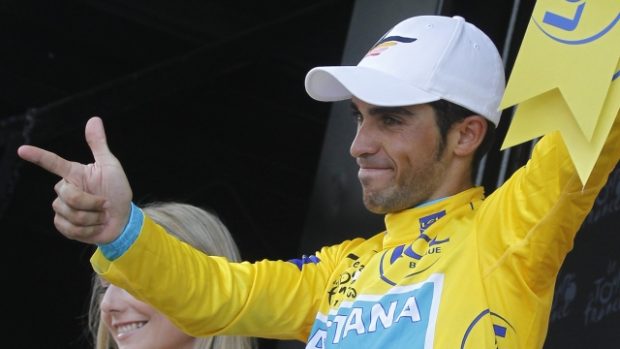 Alberto Contador slaví za pískotu diváků zisk žlutého trikotu