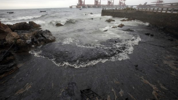ropná skvrna zamořuje Čínské moře
