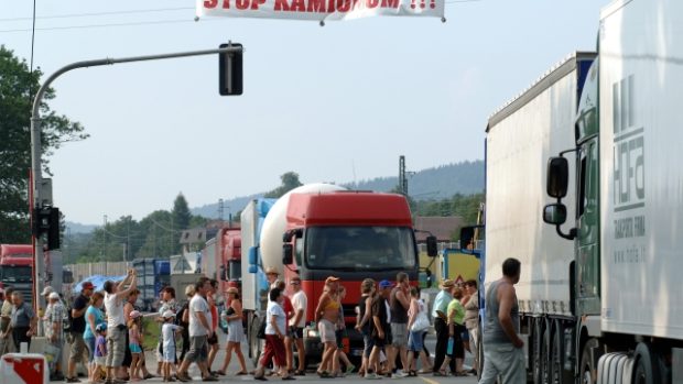 Lidé na Třinecku protestovali proti nadměrné kamionové přepravě