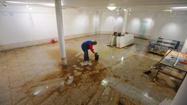 Zaměstnanci uklízejí zatopený brněnský Pavilon Anthropos
