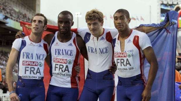 Christophe Lemaitre (druhý zprava) slaví s dalšími členy francouzské štafety triumf v běhu na 4x100 m