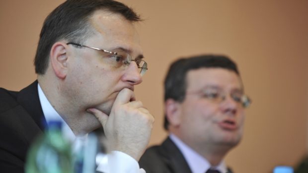 Premiér Petr Nečas a ministr obrany Alexandr Vondra