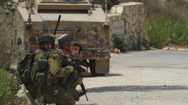 Izraelští vojáci u libanonské hranice.