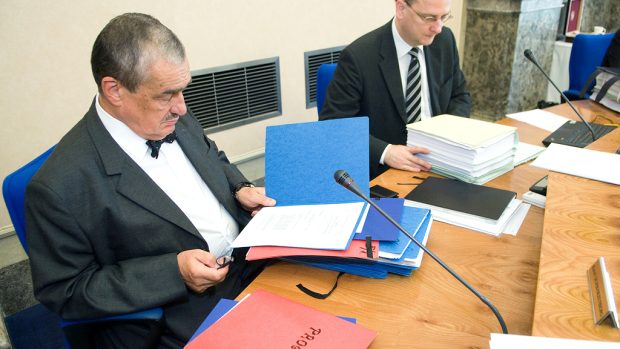 Ministr Karel Schwarzenberg (vlevo) a premiér Petr Nečas před jednáním vlády ČR
