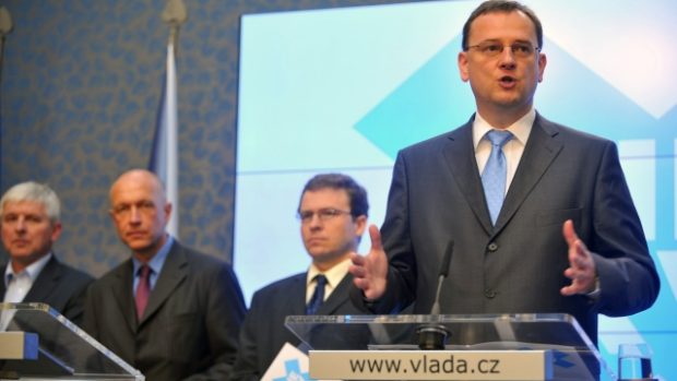 Premiér Petr Nečas po jednání NERV. Zprava za ním jsou členové rady Daniel Münich, Pavel Kysilka a Jiří Rusnok.