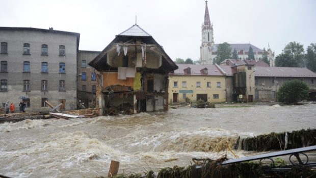Záplavová vlna strhla část obytného domu v Chrastavě na Liberecku