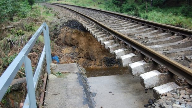 Povodní poničená železniční trať na Děčínsku