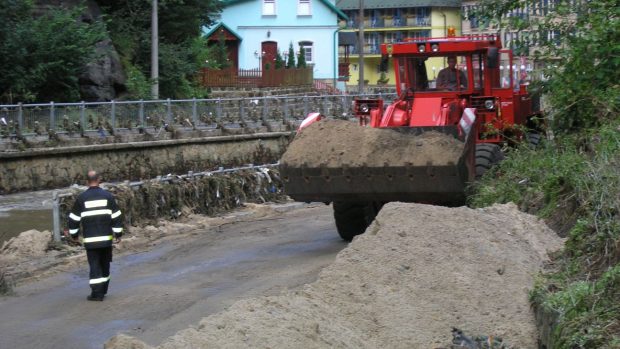 Odstraňování povodňových škod v Hřensku