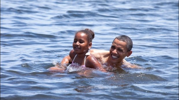 Americký prezident Barack Obama se s dcerou Sashou koupal v moři u pobřeží Floridy
