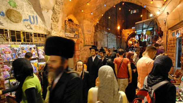 Židé procházejí muslimskou čvrtí Jeruzaléma