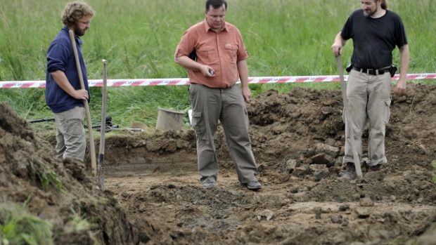 Policisté odkrývají masový hrob u Dobronína