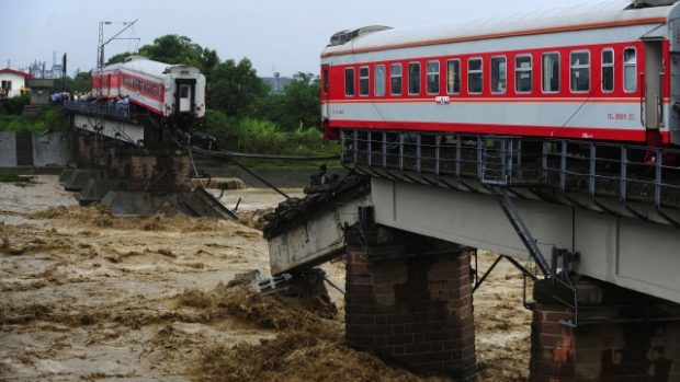 Osobní vlak v provincii S´-čuan strhla z mostu velká voda