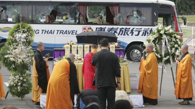 Buddhistický obřad v Manile u autobusu, kde zemřeli hongkongští turisté
