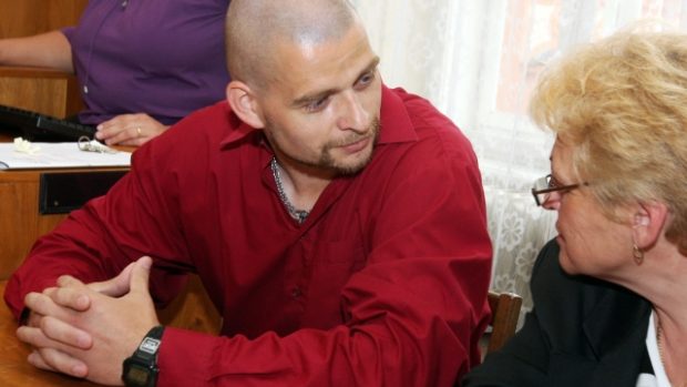 Brněnský soud poslal na 3,5 roku do vězení policistu Josefa Srnského (vlevo)