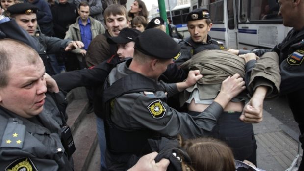 Ruská policie vytlačila demonstranty za svobodu shromažďování z moskevského Triumfálního náměstí