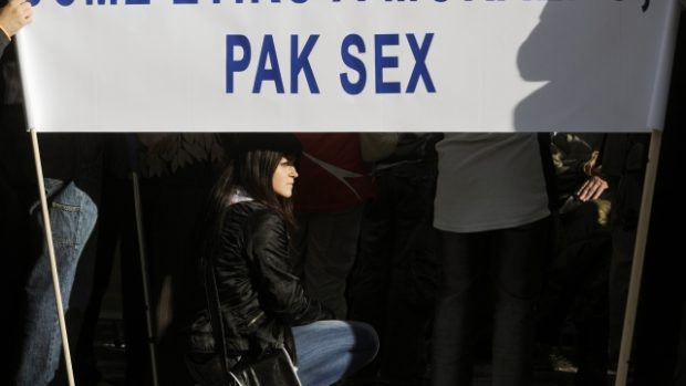 Účastnice demonstrace, kterou proti zavádění sexuální výchovy do škol uspořádala 1. září v Praze iniciativa Akce D.O.S.T.