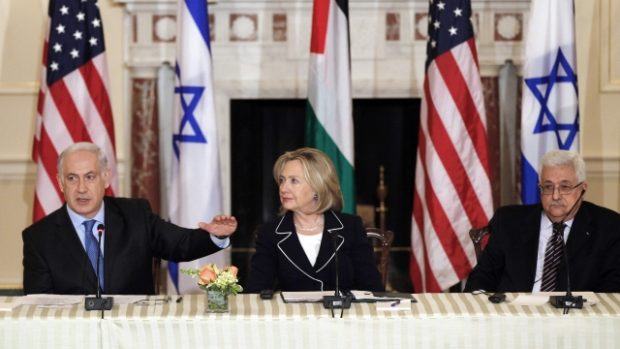 Americká ministryně zahraničí Hillary Clinton s palestinským prezidentem Mahmoudem Abbasem a izraelským premiérem Benjaminem Netanjahuem