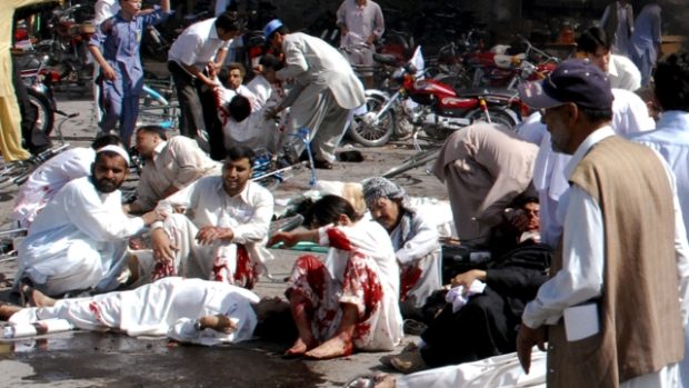 Atentát proti průvodu šíitských muslimů v Pákistánu