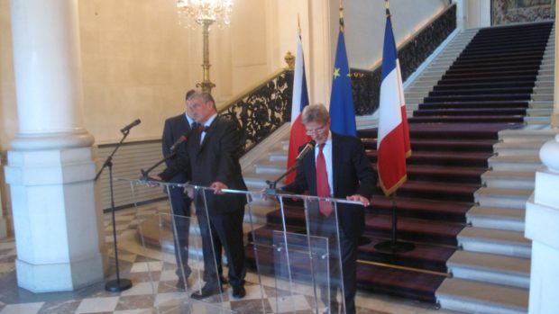 Ministr zahraničí Karel Schwarzenberg na tiskové konferenci se svým francouzkým protějškem Bernardem Kouchnerem