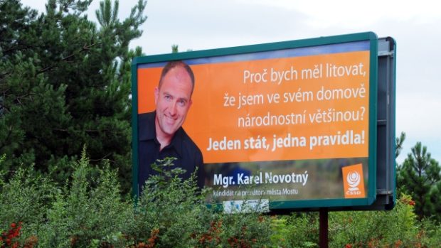 Vedení ČSSD chce po mostecké organizaci, aby odstranila kontroverzní billboard s mosteckým lídrem Karlem Novotným