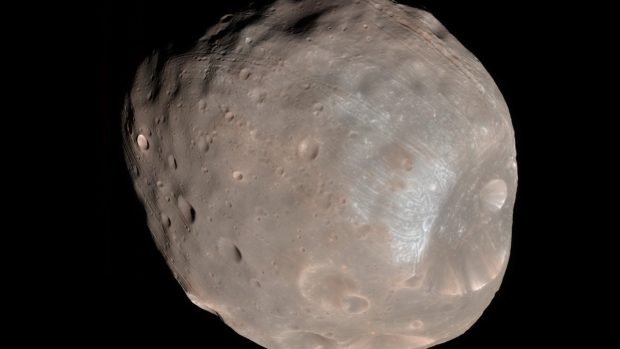 Phobos na snímku ze sondy Mars Reconnaisance Orbiter (2008)