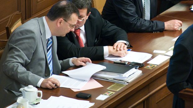 Premiér Petr Nečas (vlevo) a ministr obrany Alexandr Vondra při dnešním jednání schůze v Poslanecké sněmovně
