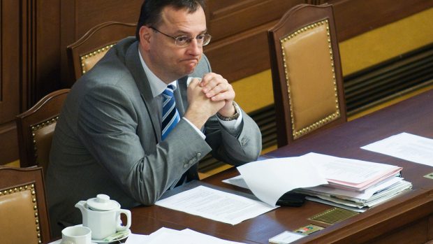 Premiér Petr Nečas (ODS) při vyhlášení krátké přestávky