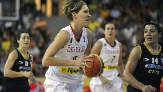 Čerstvá vítězka WNBA Jana Veselá (s míčem) v zápase Češek proti Argentině