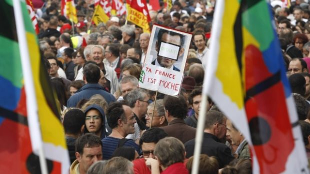 Francouzi protestují proti penzijní reformě