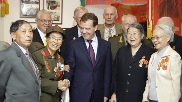 Ruský prezident při setkání s ruskými a čínskými veterány
