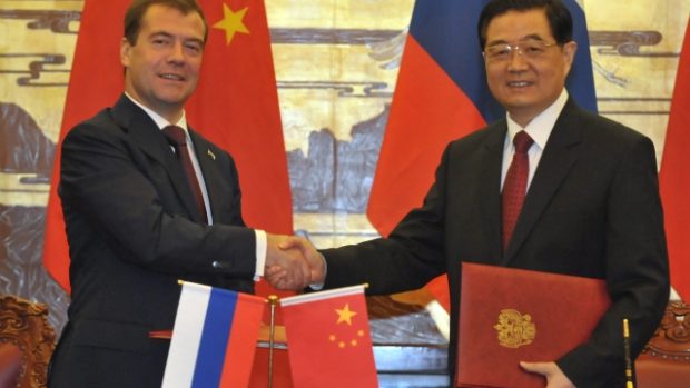 Ruský prezident Dmitrij Medvěděv a s čínským premiérem Wen Ťia-paem