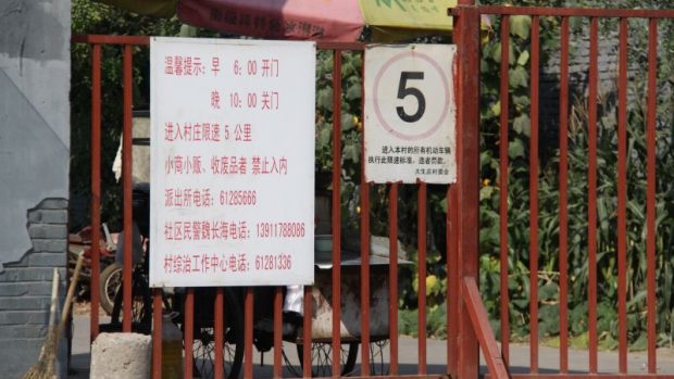 Na předměstí Pekingu jsou dvě desítky zamčených obcí s přistěhovalci