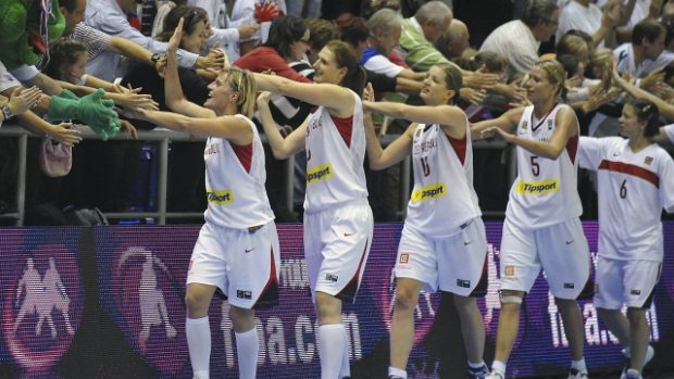 České basketbalistky se po vítězství nad Brazílií zdraví s diváky