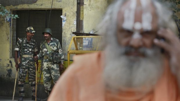 Policisté střeží soud, kde se rozhodovalo o rozdělení místa, posvátného pro muslimy i hinduisty