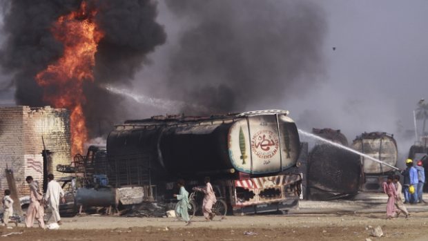 Hořící cisterny po útoku ozbrojenců v Pákistánů